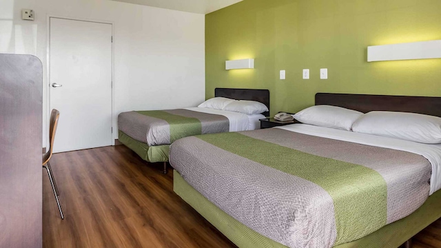 2 FULL BEDS | MICFRIDGE