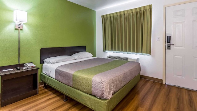 1 QUEEN BED | MICFRIDGE