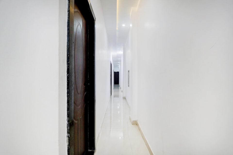 Hotel O Aarush Hotel And Restaurant, Mumfordganj Allahabad, Prayagraj