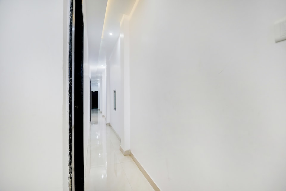 Hotel O Aarush Hotel And Restaurant, Mumfordganj Allahabad, Prayagraj