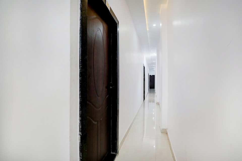 Hotel O Aarush Hotel And Restaurant, Mumfordganj Allahabad, Prayagraj