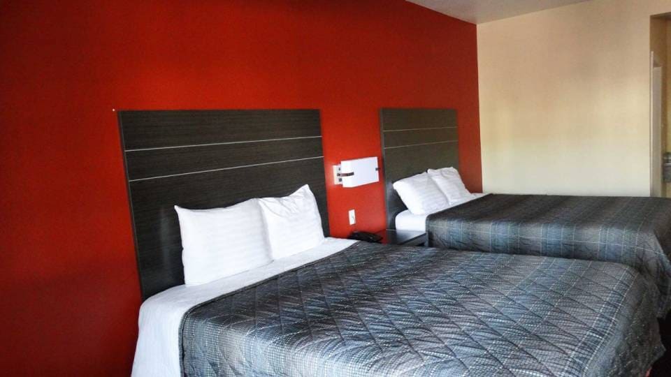 2 QUEEN BEDS | MOBILITY ACCESSIBLE TUB, SMK 
