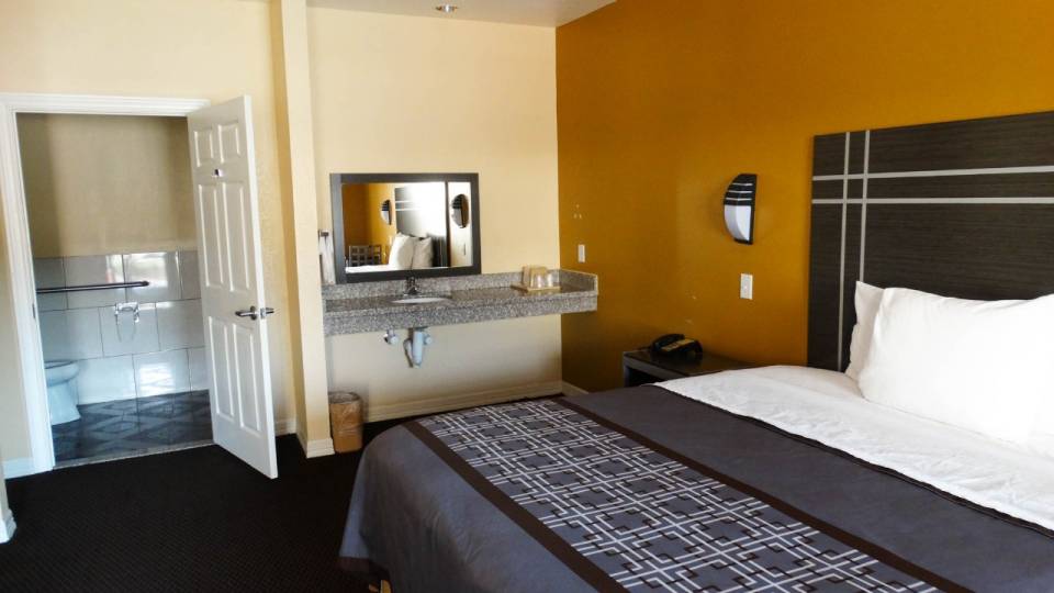 1 KING BED | MOBIL ACCESS TUB NSMK KITCHEN