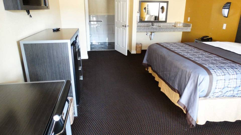 1 KING BED | MOBIL ACCESS TUB NSMK MICFRIDG