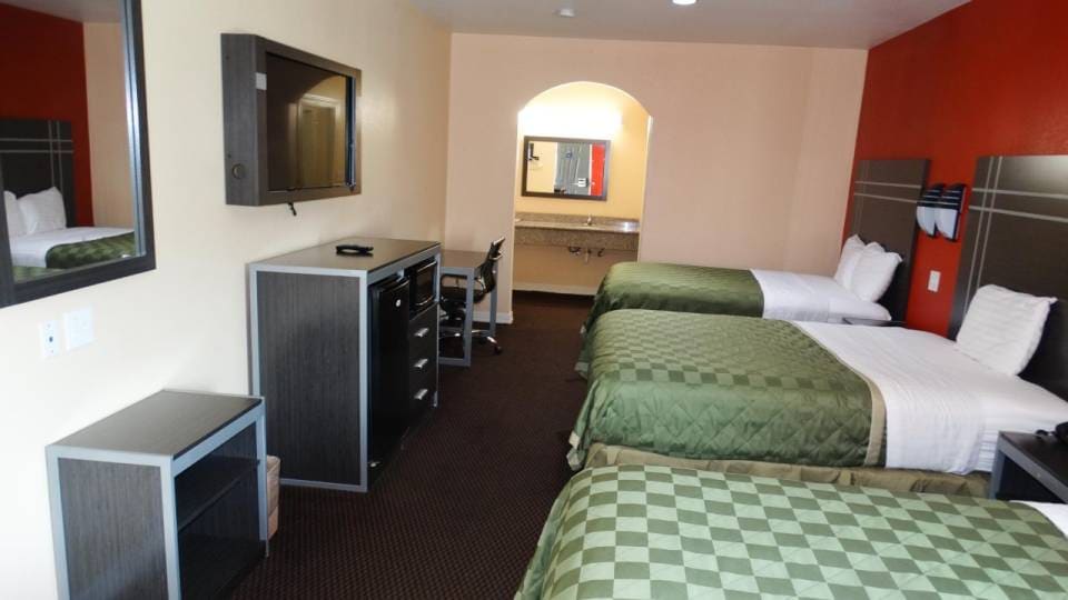 3 QUEEN BEDS | NON-SMOKING, MICFRIDGE