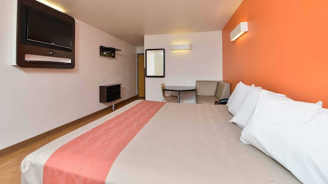 1 Queen Bed | Non-Smoking