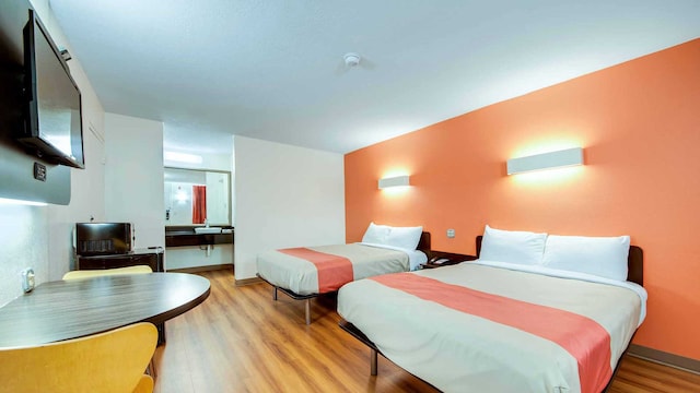 2 FULL BEDS | SMOKING