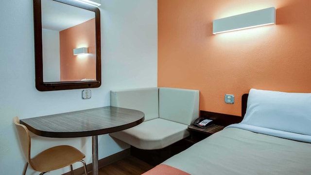 1 FULL BED | NON-SMOKING