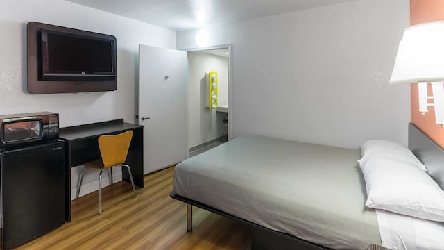 1 Queen Bed | Mobil Access Tub Smk Micfridg