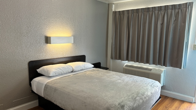 1 Queen Bed | Smoking, Micfridge