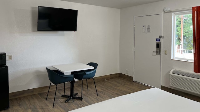 1 Queen Bed | Mob Acc RI Shwr Nsmk Micfridg