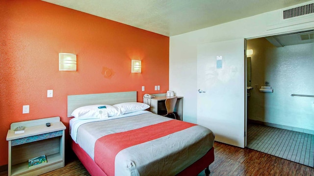 1 Queen Bed | Mobility Accessible Tub