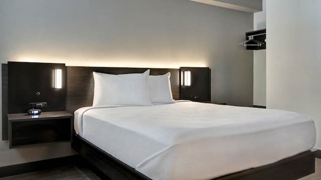 1 Queen Bed | Non-Smoking, Kitchen