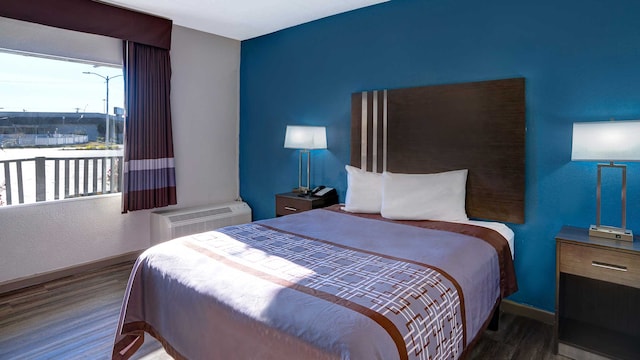 1 Queen Bed | Smoking, Micfridge