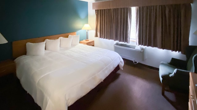 1 King Bed | Mob Acc RI Shwr Nsmk Micfridg