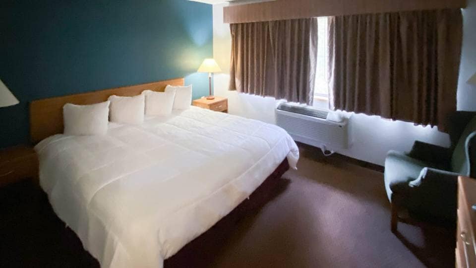 1 King Bed | Mob Acc RI Shwr Nsmk Micfridg