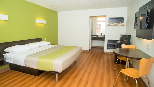 1 KING BED | MOBIL ACCESS TUB NSMK MICFRIDG