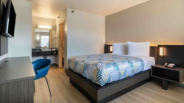 1 Queen Bed | Micfridge