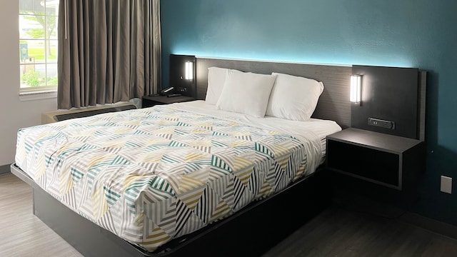 1 King Bed | Mob Acc RI Shwr Nsmk Micfridg