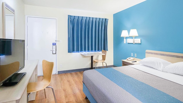 1 Queen Bed | Smoking, Micfridge