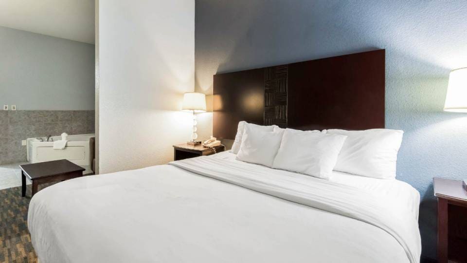 1 King Bed | Mobility Accessible RI Shower Nsmk