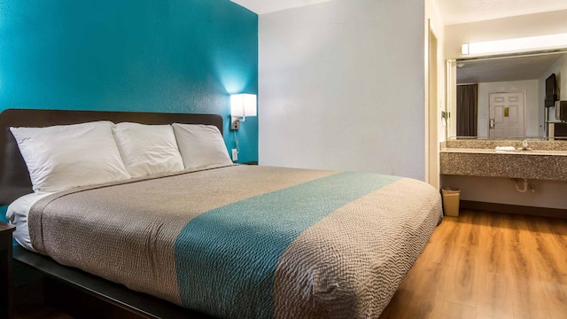 1 King Bed | Non-Smoking, Kitchen