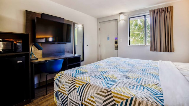 1 King Bed | Smoking