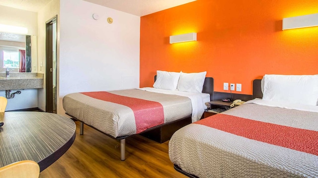 2 QUEEN BEDS | SMOKING