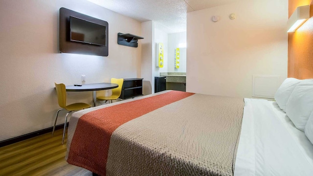 1 QUEEN BED | SMOKING