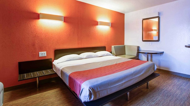 1 King Bed | Smoking