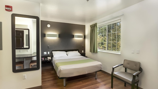 1 QUEEN BED | NON-SMOKING