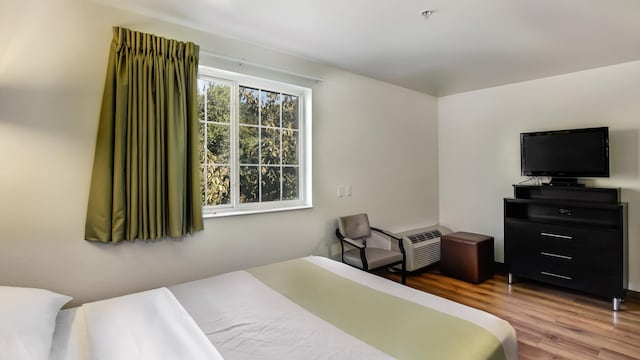 1 QUEEN BED | MOBILITY ACCESSIBLE RI SHWR NON-SMOKING