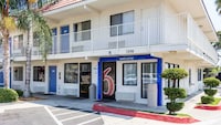Motel 6 Bakersfield, CA - Convention Center