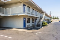Motel 6 Bakersfield, CA - Convention Center