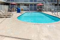 Motel 6 Bakersfield, CA - Convention Center