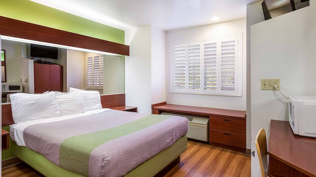 1 Queen Bed | Mobil Access Tub Nsmk Micfridg