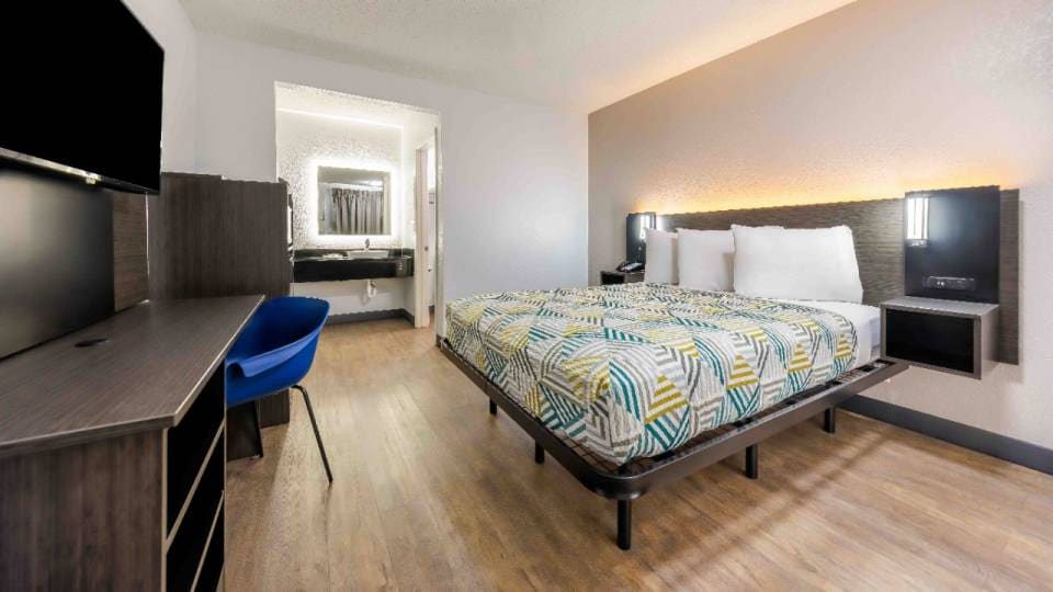 1 Queen Bed | Smoking