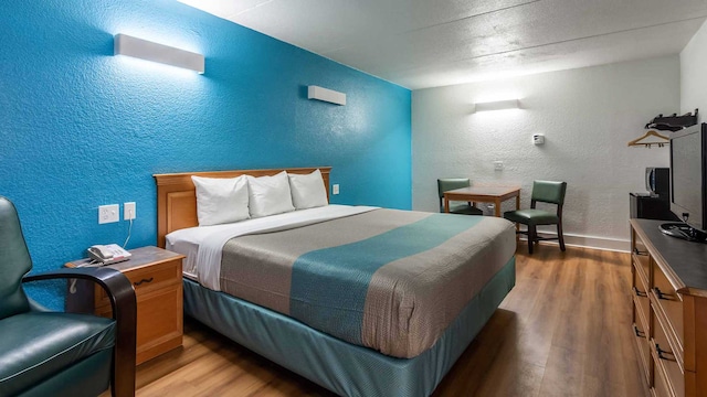 1 King Bed | Smoking