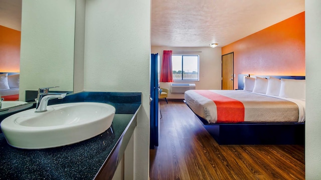 1 Queen Bed | Mob Acc RI Shwr Nsmk Minifridg