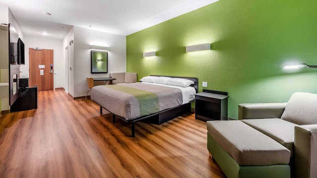 1 King Bed | Mob Acc RI Shwr Nsmk Micfridg