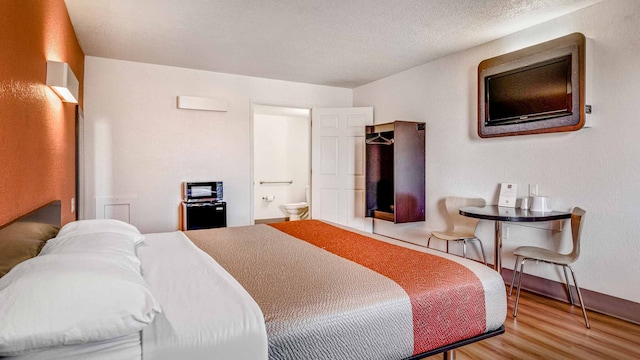 1 King Bed | Mobil Access Tub Nsmk Micfridg