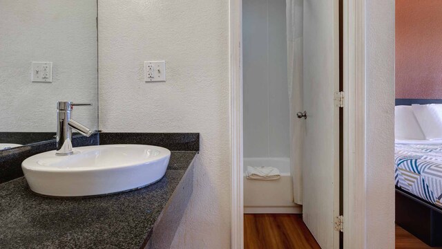 1 King Bed | Non-Smoking, Micfridge