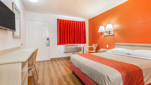 1 Queen Bed | Micfridge