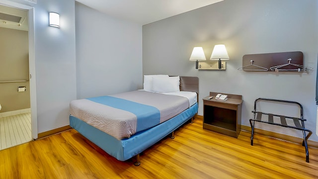 1 QUEEN BED | MOBILITY ACCESSIBLE RI SHWR