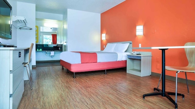 1 Queen Bed | Micfridge