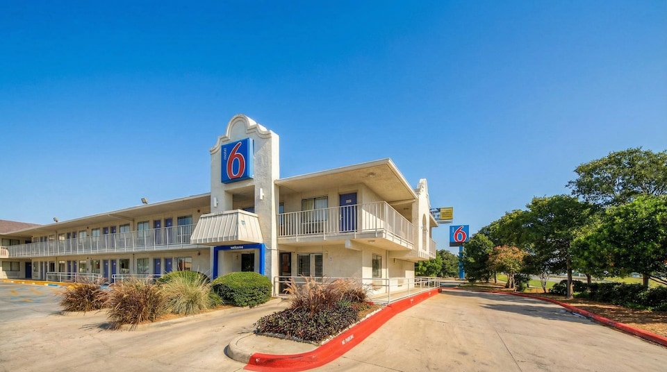 Motel 6 San Antonio, TX - Six Flags Fiesta TX/La Cantera Area, C78232, San-Antonio
