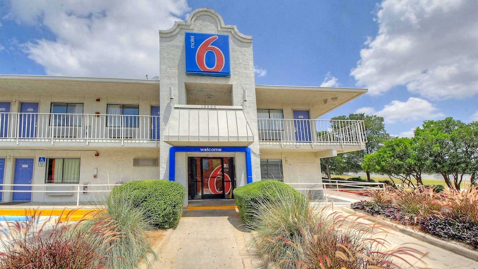 Motel 6 San Antonio, TX - Six Flags Fiesta TX/La Cantera Area, C78232, San-Antonio