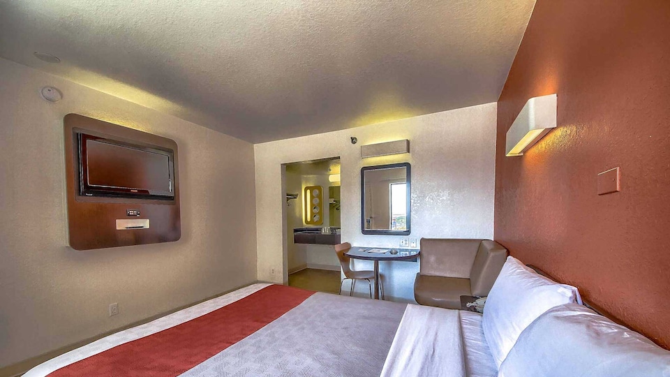 Motel 6 San Antonio, TX - Six Flags Fiesta TX/La Cantera Area, C78232, San-Antonio