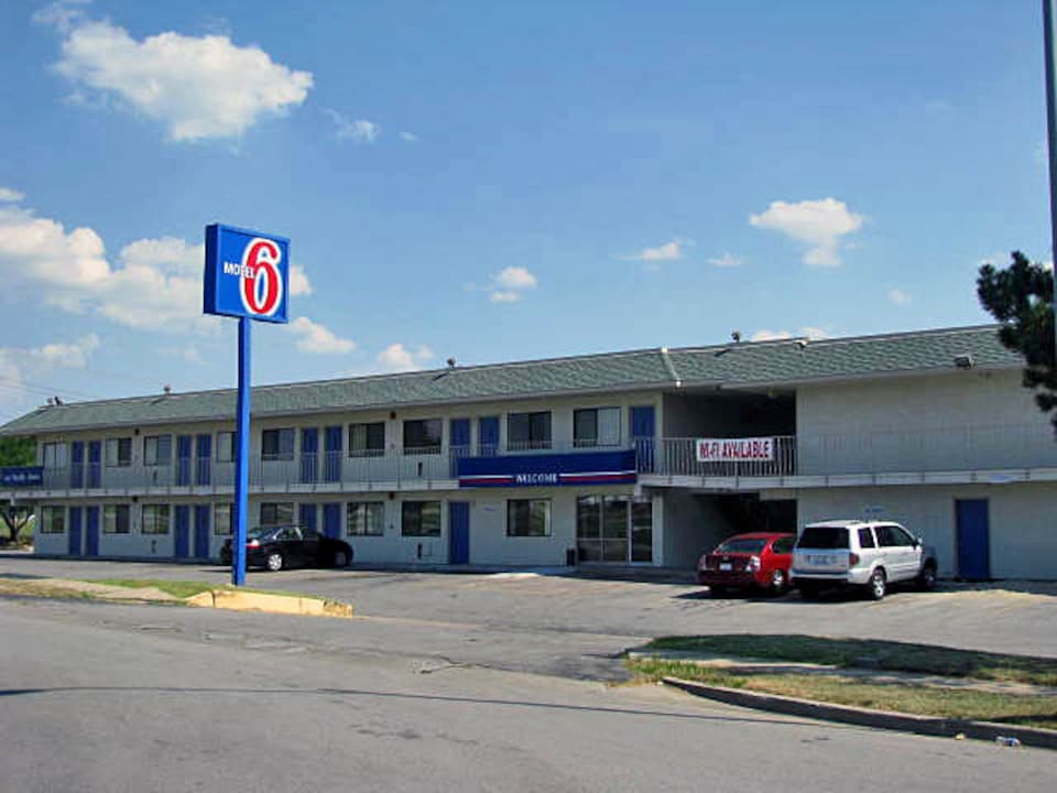 Motel 6 Kansas City, MO - Airport, C64117, Kansas City MO