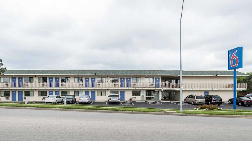 Motel 6 Kansas City, MO - Airport, C64117, Kansas City MO